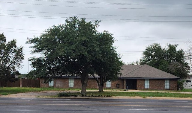 single story home with a front lawn