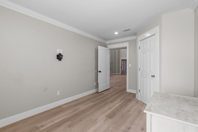 unfurnished bedroom with recessed lighting, visible vents, baseboards, light wood finished floors, and crown molding