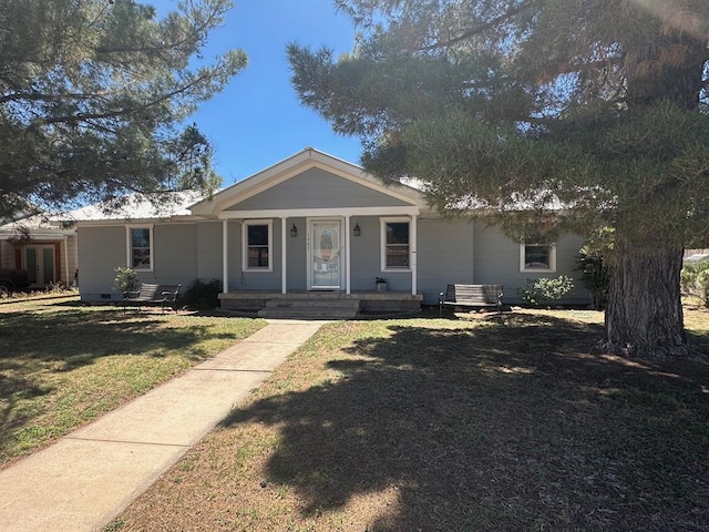 view of front of property featuring a front yard