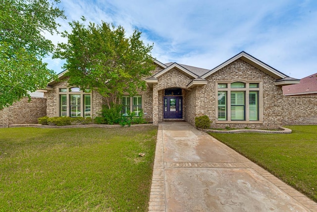 view of front of home featuring a front yard