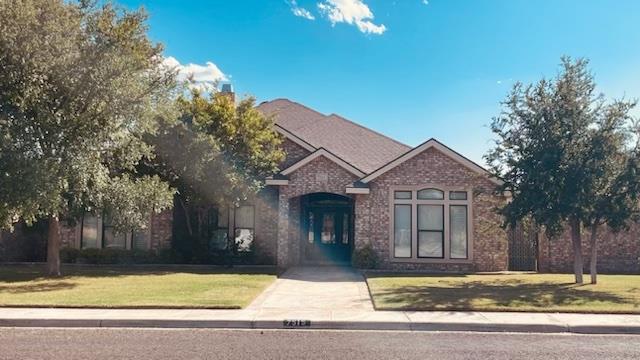 view of front of property featuring a front lawn