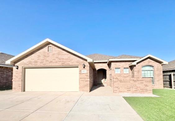 view of front of home featuring a garage and a front yard