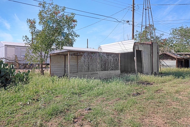 view of yard with an outbuilding