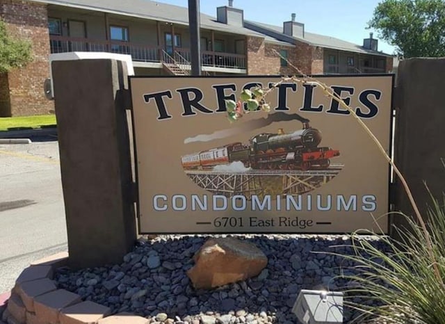 view of community / neighborhood sign