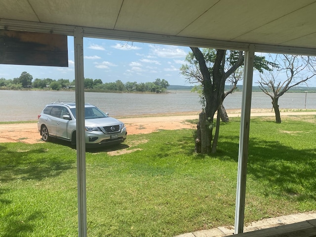 view of yard featuring a water view