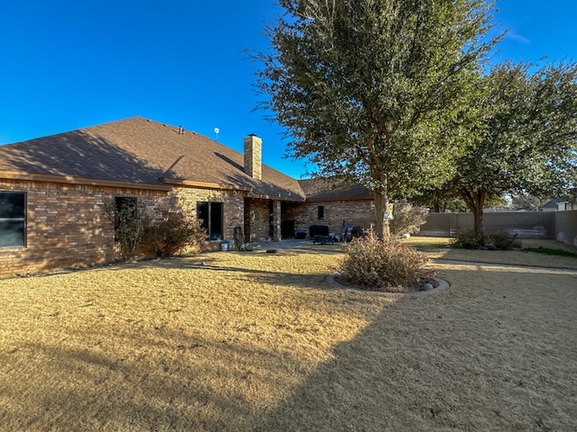 view of front facade with a front lawn