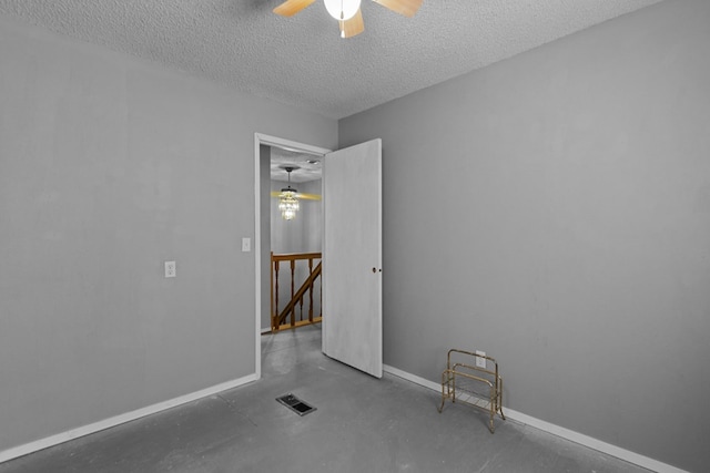 unfurnished room featuring ceiling fan and a textured ceiling