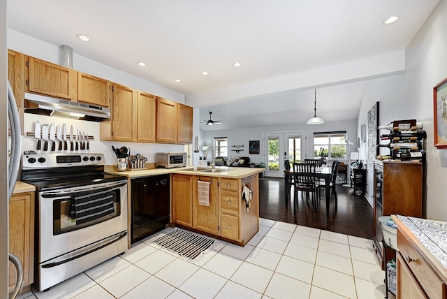 kitchen with sink, light hardwood / wood-style flooring, kitchen peninsula, decorative light fixtures, and stainless steel electric stove