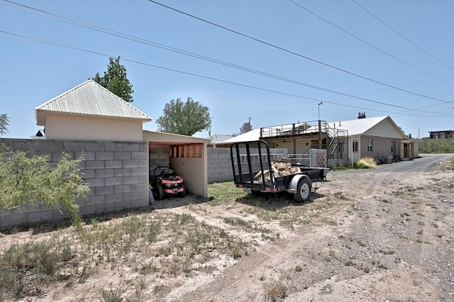 view of yard with an outbuilding