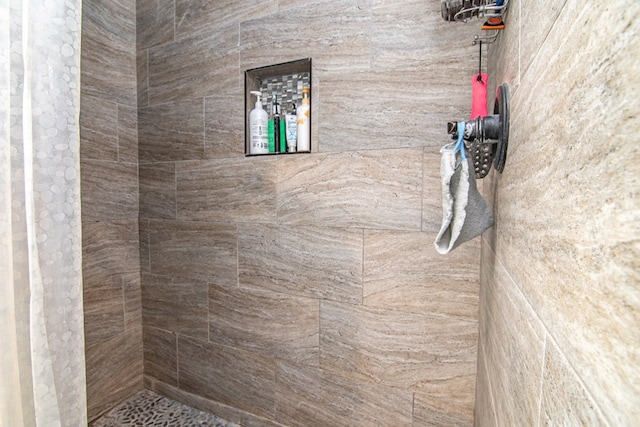 bathroom featuring tiled shower