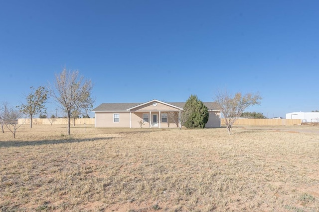 view of front of home featuring a front lawn and fence