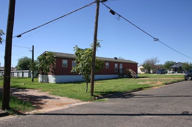 view of front facade featuring a front yard