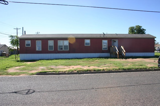 manufactured / mobile home featuring a front yard