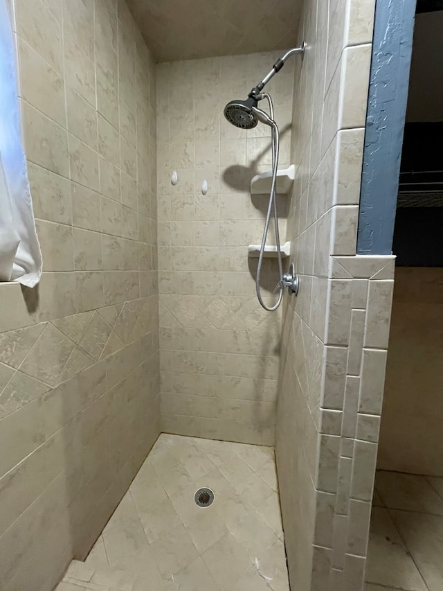 full bath with tiled shower