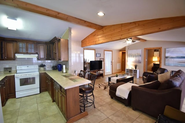 kitchen featuring backsplash, lofted ceiling with beams, a kitchen breakfast bar, electric range, and kitchen peninsula