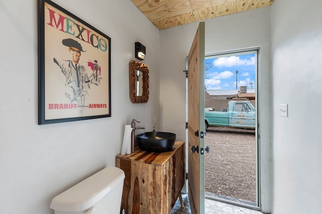 entryway featuring sink