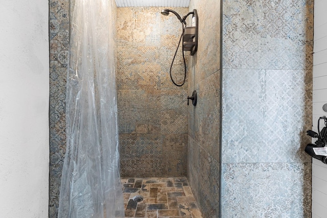 bathroom featuring tiled shower