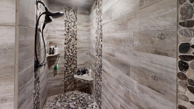 bathroom featuring a tile shower