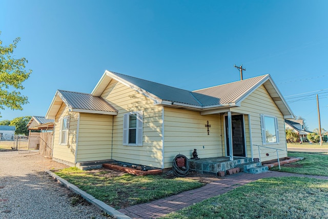 view of front of home featuring a front yard