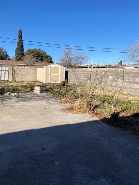 view of yard with a storage unit