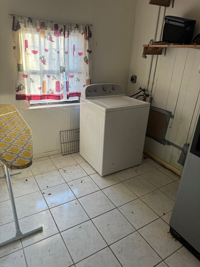 laundry room with washer / dryer and light tile patterned flooring