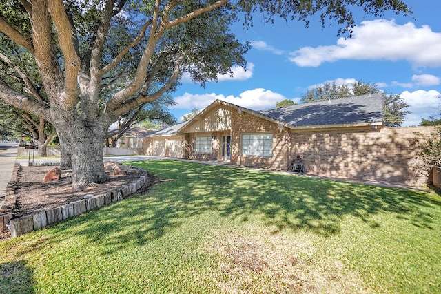 ranch-style home featuring a front lawn