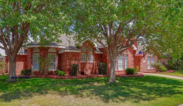 view of front of property featuring a front lawn