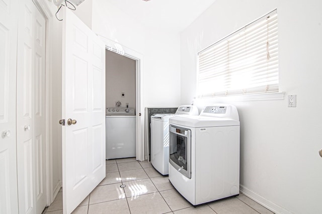 washroom featuring light tile patterned floors and independent washer and dryer