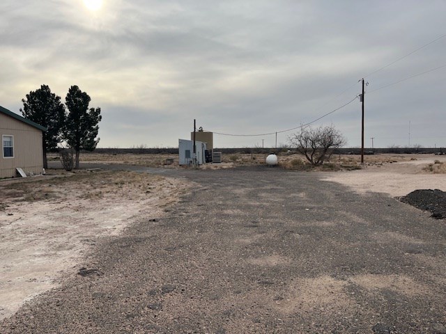 view of yard featuring a rural view