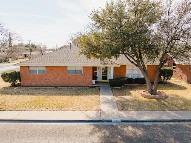 single story home with a front yard