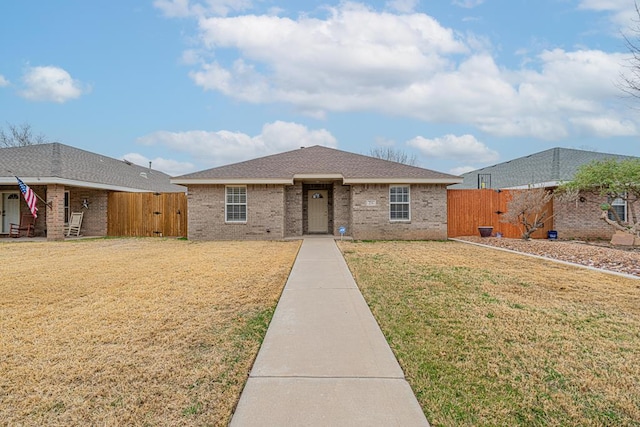 view of front of home featuring a front yard