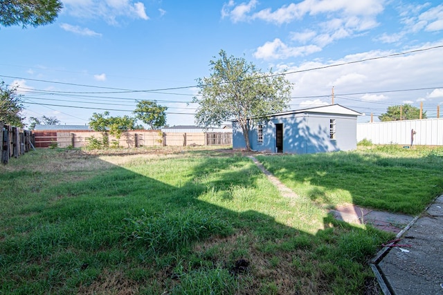 view of yard with an outbuilding