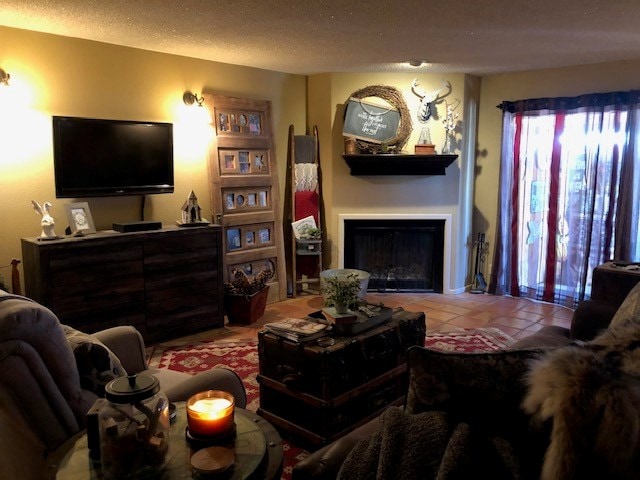 living room featuring tile patterned flooring and a textured ceiling