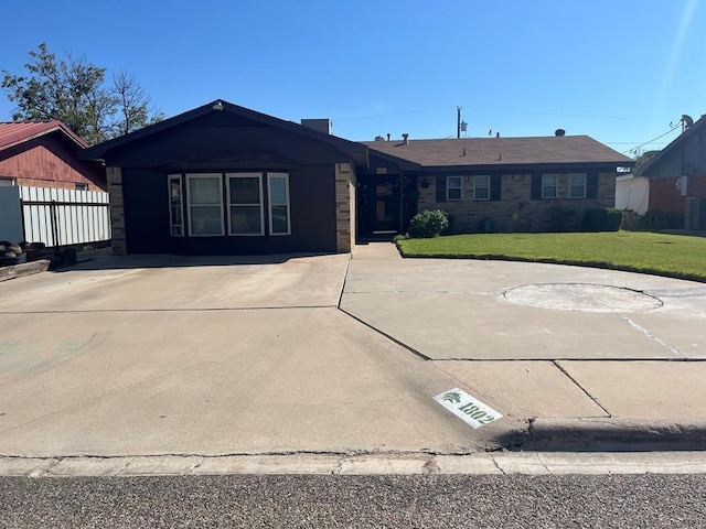 ranch-style home featuring a front lawn