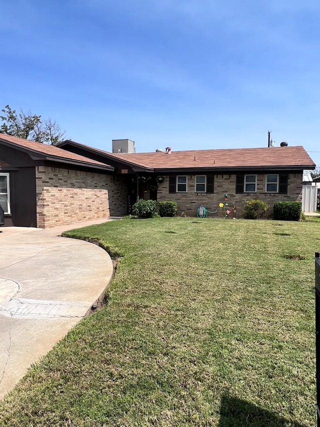 exterior space featuring a lawn