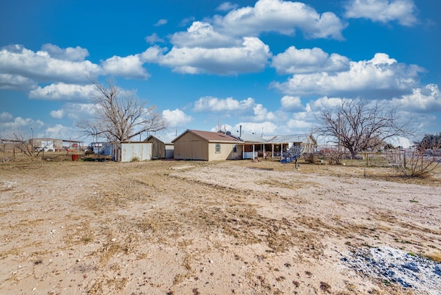 view of yard featuring a storage shed