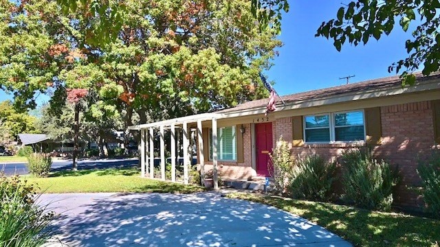 ranch-style house featuring a front lawn