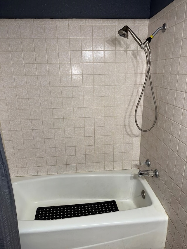 bathroom with tub / shower combination