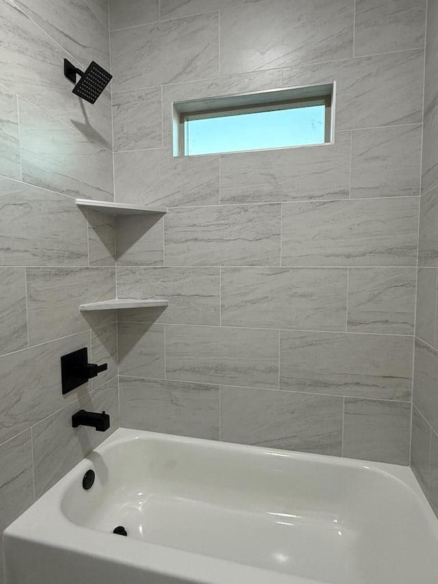 bathroom with tiled shower / bath combo