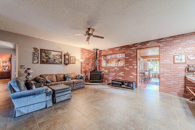 unfurnished room featuring a textured ceiling, light hardwood / wood-style floors, ornamental molding, and a notable chandelier