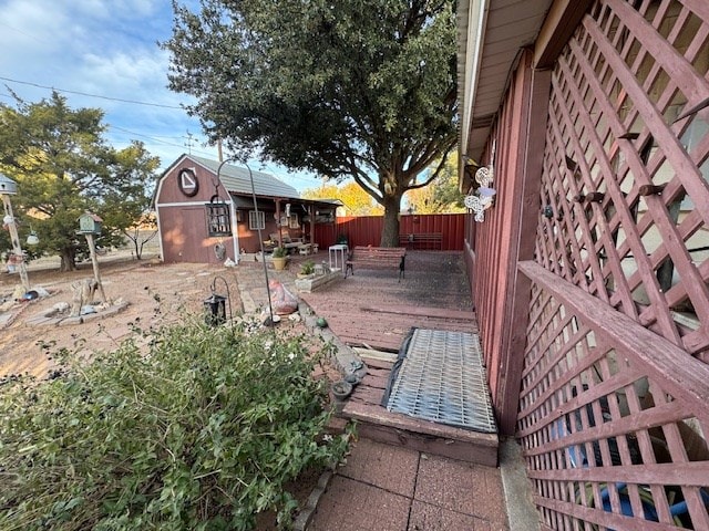 view of yard with a storage shed