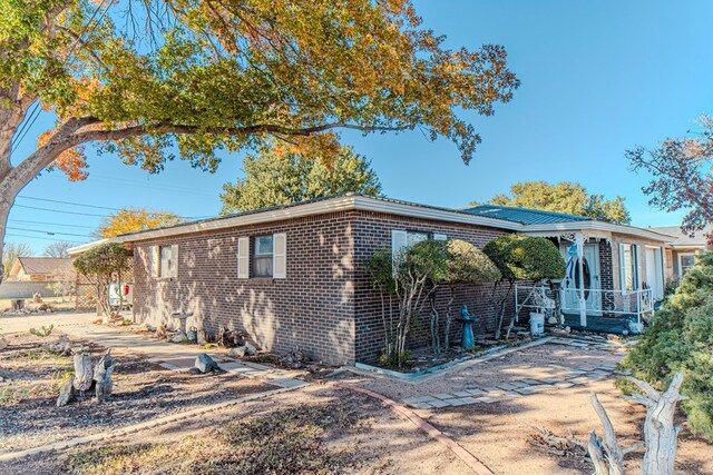 view of front facade featuring a carport