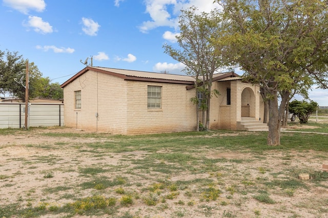 view of front of house with a front lawn