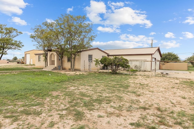 view of front of house featuring a front lawn