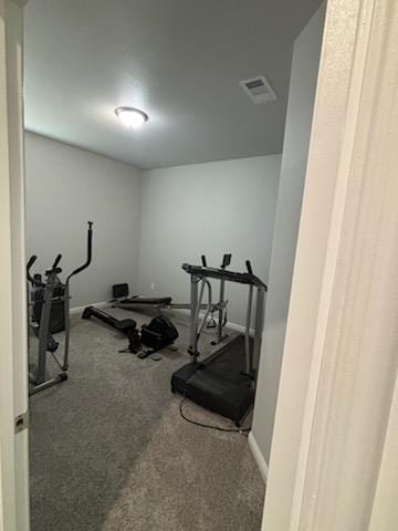 workout room with baseboards, visible vents, and carpet flooring