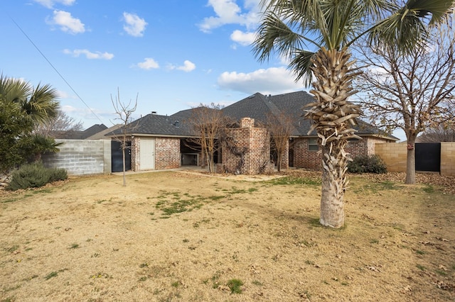 view of front of home featuring a front lawn