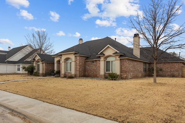 view of front facade with a front yard