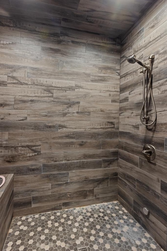 bathroom featuring tiled shower