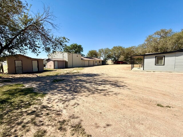 view of yard featuring an outdoor structure