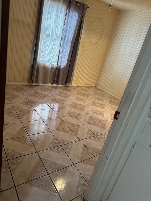 spare room featuring light tile patterned floors